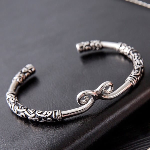 Elegantna muška metalna narukvica