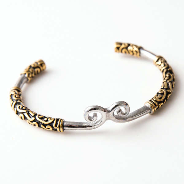 Elegantna muška metalna narukvica