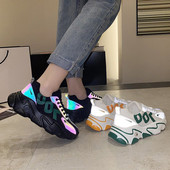 Női tornacipő új modellje felirattal és fényvisszaverő elemekkel