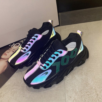 Női tornacipő új modellje felirattal és fényvisszaverő elemekkel