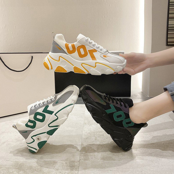 Női tornacipő új modellje felirattal és fényvisszaverő elemekkel