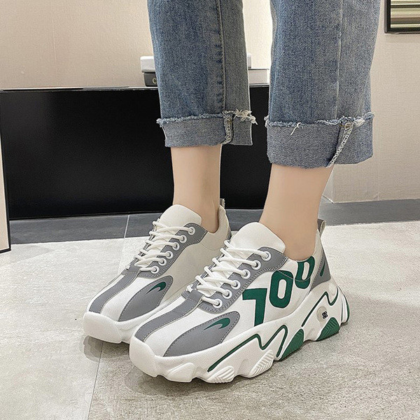 Női tornacipő új modellje felirattal és fényvisszaverő elemekkel