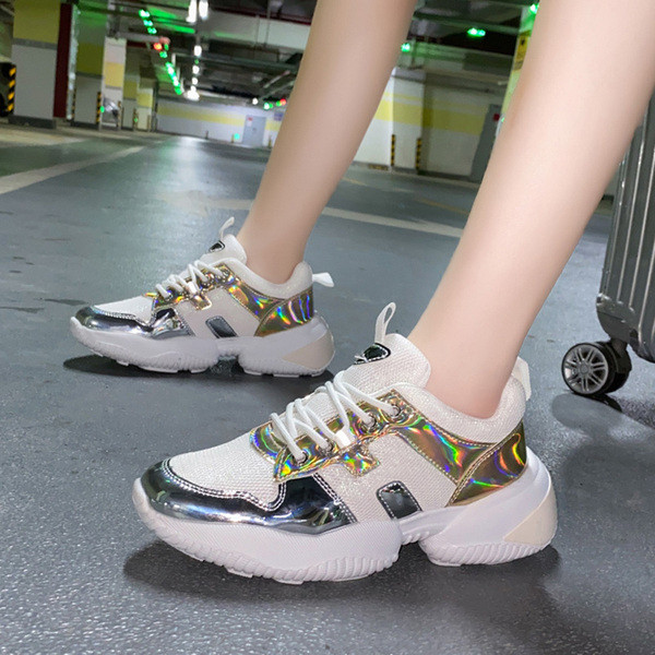 Νέο μοντέλο γυναικεία αθλητικά παπούτσια με τραχιά σόλα και γυαλιστερό αποτέλεσμα