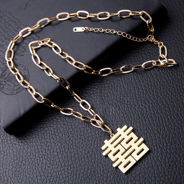 Μοντέρνα ανδρική αλυσίδα με μεταλλική διακόσμηση