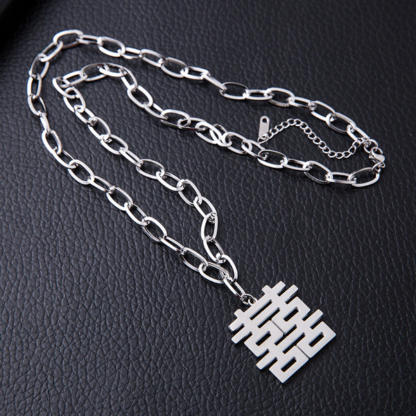 Μοντέρνα ανδρική αλυσίδα με μεταλλική διακόσμηση