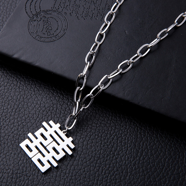 Μοντέρνα ανδρική αλυσίδα με μεταλλική διακόσμηση