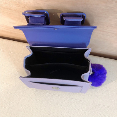 Ženska mini torbica s dugom ručkom