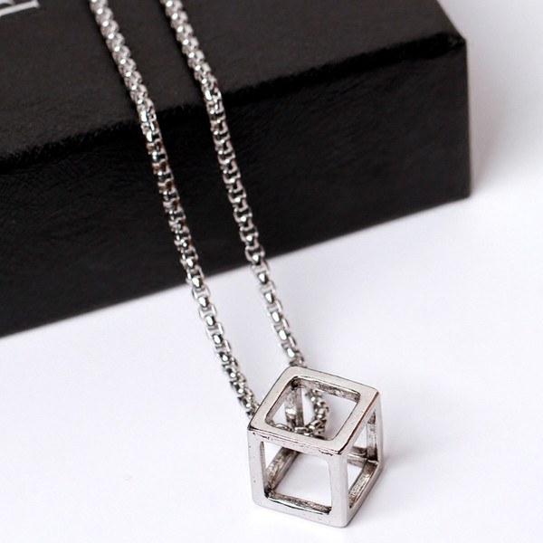 Μοντέρνα ανδρική αλυσίδα με μεταλλικό στοιχείο