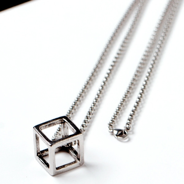 Μοντέρνα ανδρική αλυσίδα με μεταλλικό στοιχείο