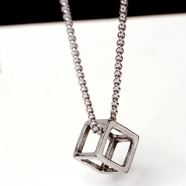 Μοντέρνα ανδρική αλυσίδα με μεταλλικό στοιχείο