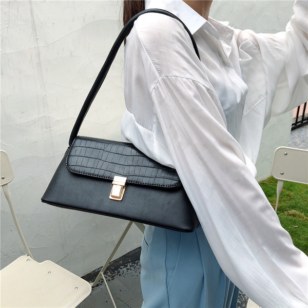 Női eco-bőr válltáska rövid fogantyúval