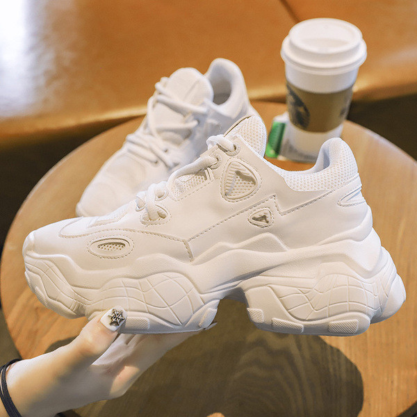 Λευκά γυναικεία αθλητικά παπούτσια από δέρμα eco με τραχιά σόλα