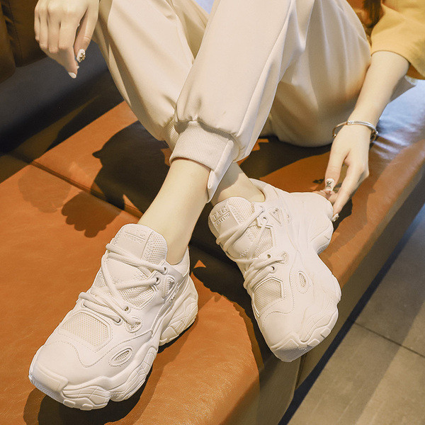 Λευκά γυναικεία αθλητικά παπούτσια από δέρμα eco με τραχιά σόλα