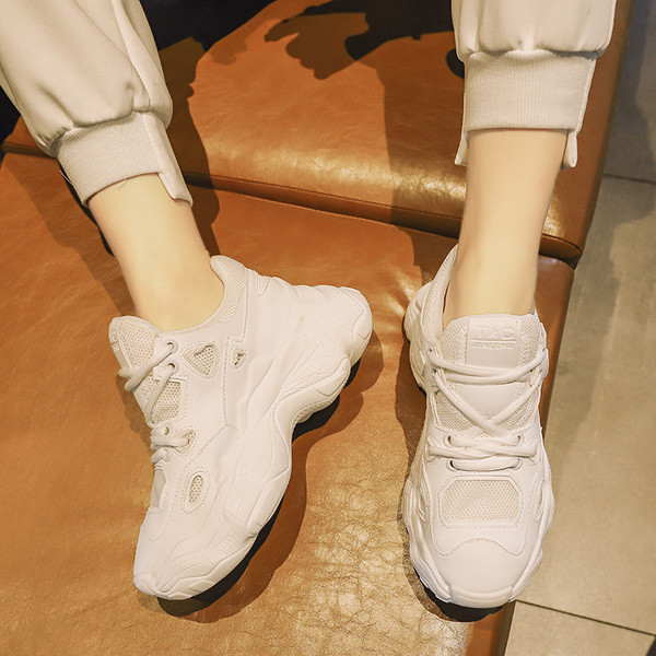 Λευκά γυναικεία αθλητικά παπούτσια από δέρμα eco με τραχιά σόλα