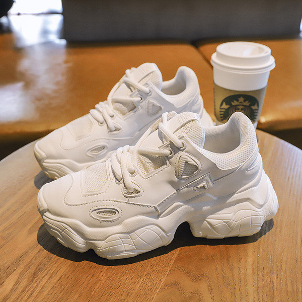 Λευκά γυναικεία αθλητικά παπούτσια από δέρμα eco με τραχιά σόλα