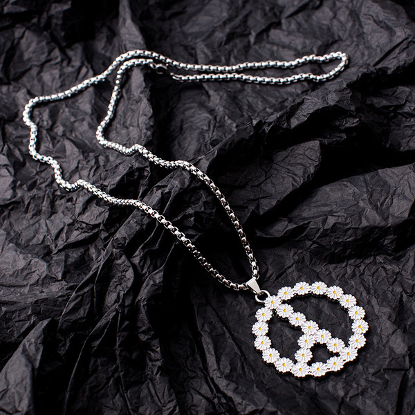 Aktuális női nyaklánc virágmotívumokkal