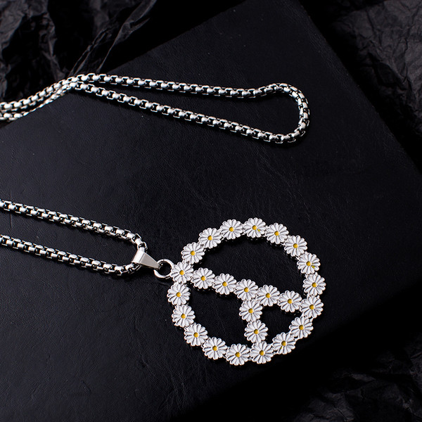 Aktuális női nyaklánc virágmotívumokkal