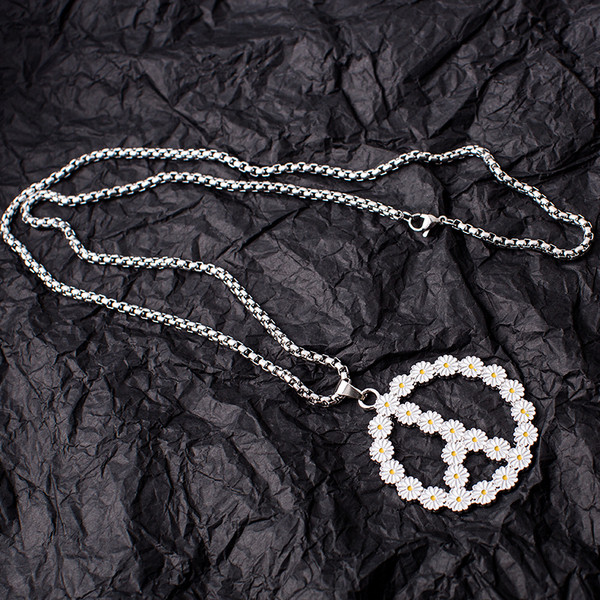 Aktuális női nyaklánc virágmotívumokkal