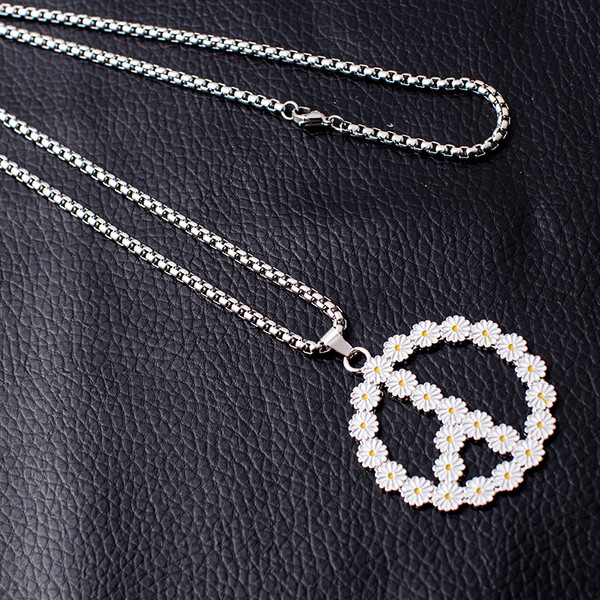 Aktuális női nyaklánc virágmotívumokkal