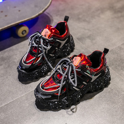 Aktuális női tornacipő érdes talppal, fényes hatással