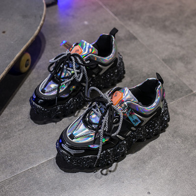 Aktuális női tornacipő érdes talppal, fényes hatással