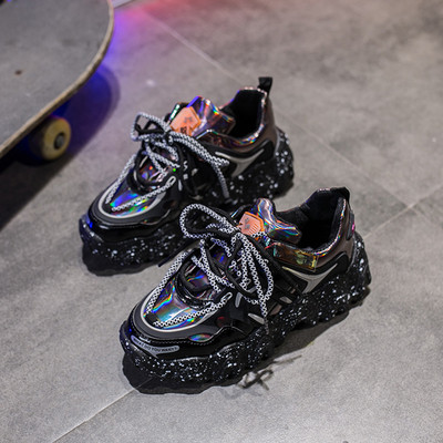 Aktuális női tornacipő érdes talppal, fényes hatással