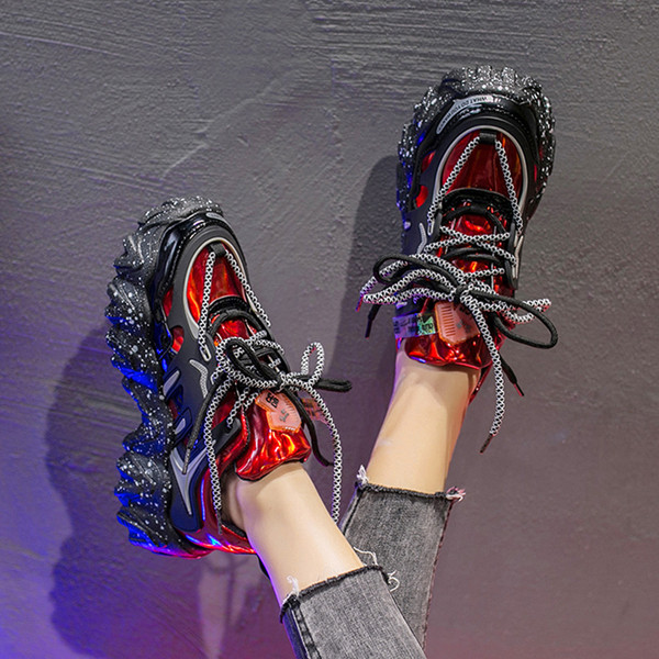 Aktuális női tornacipő érdes talppal, fényes hatással