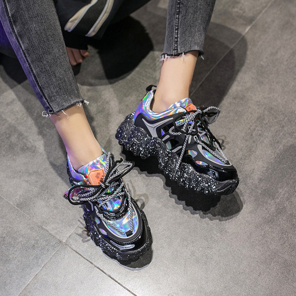 Aktuális női tornacipő érdes talppal, fényes hatással