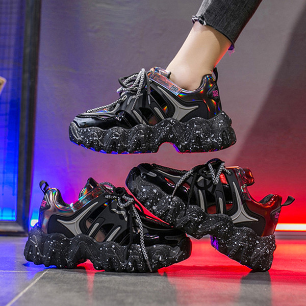 Aktuális női tornacipő érdes talppal, fényes hatással