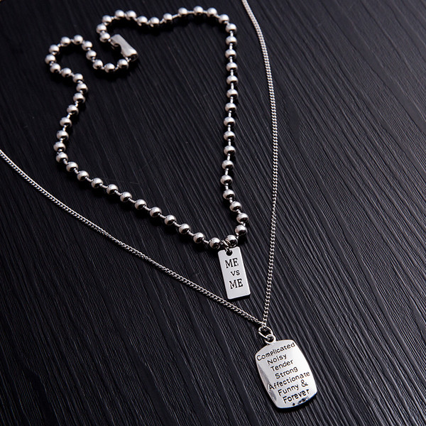 Napi férfi hosszú lánc feliratokkal