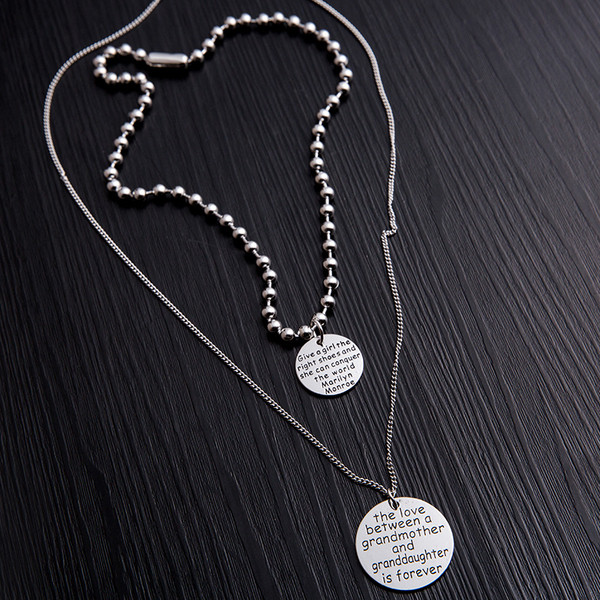 Napi férfi hosszú lánc feliratokkal