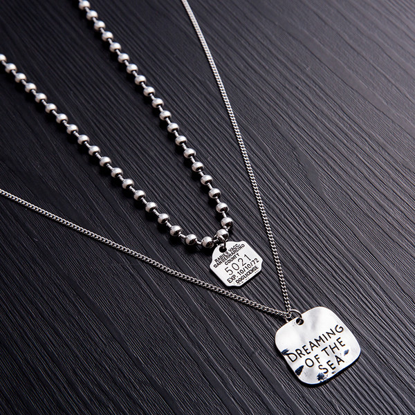 Napi férfi hosszú lánc feliratokkal