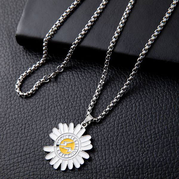 Καθημερινό γυναικείο μακρύ κολιέ με λουλουδάτο στοιχείο