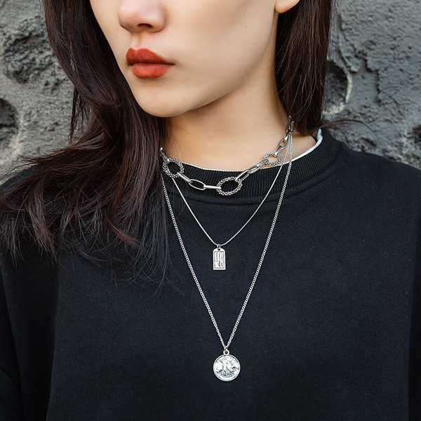 Κομψό γυναικείο μεταλλικό κολιέ