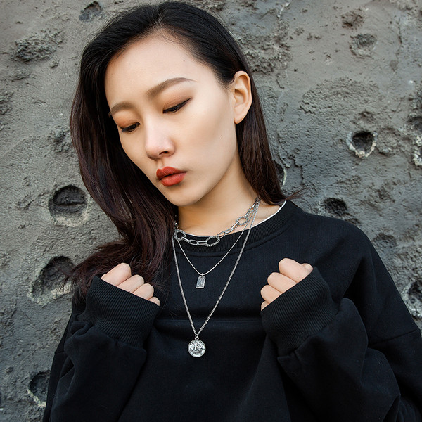 Κομψό γυναικείο μεταλλικό κολιέ