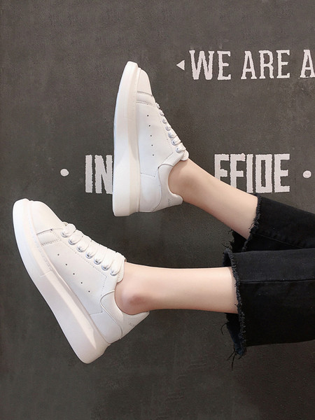 Casual γυναικεία αθλητικά παπούτσια από οικολογικό δέρμα με επίπεδη σόλα και κορδόνια