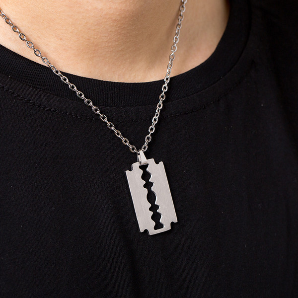 Meeste igapäevane kett metallist ripatsiga