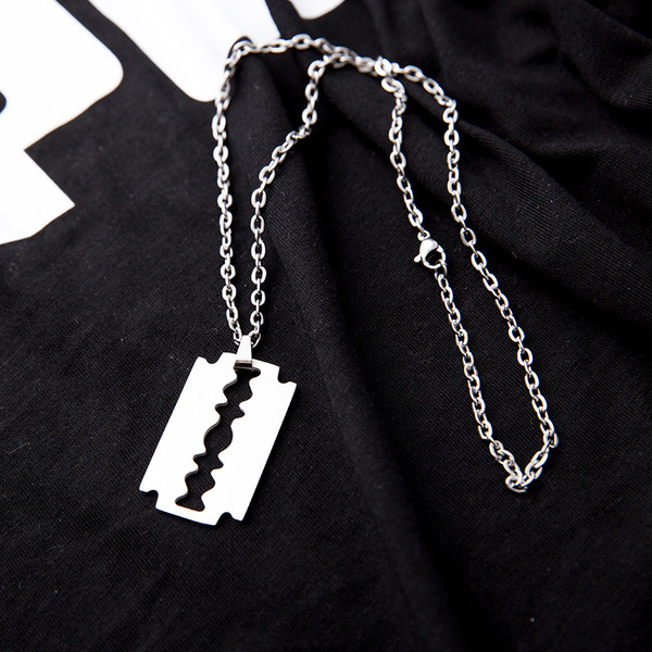 Meeste igapäevane kett metallist ripatsiga