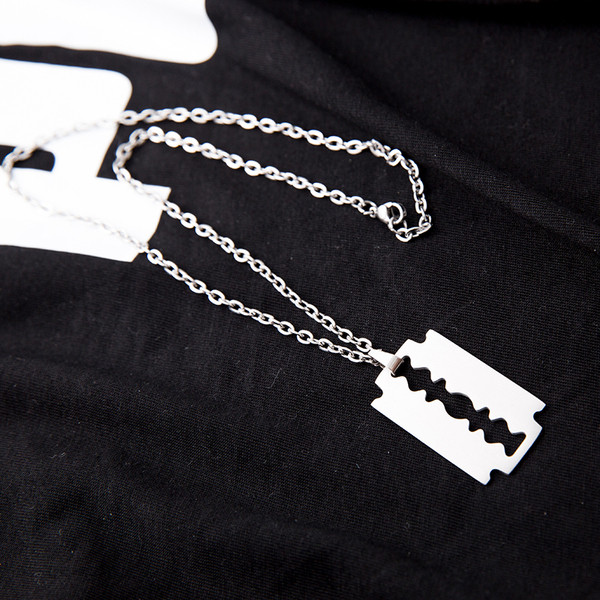 Meeste igapäevane kett metallist ripatsiga