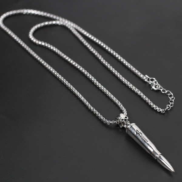 Aktuális férfi hosszú lánc fém medállal