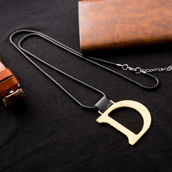 Férfi napi lánc medállal