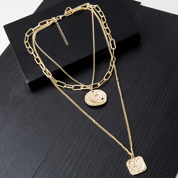 Elegantna ženska ogrlica s metalnim privjescima