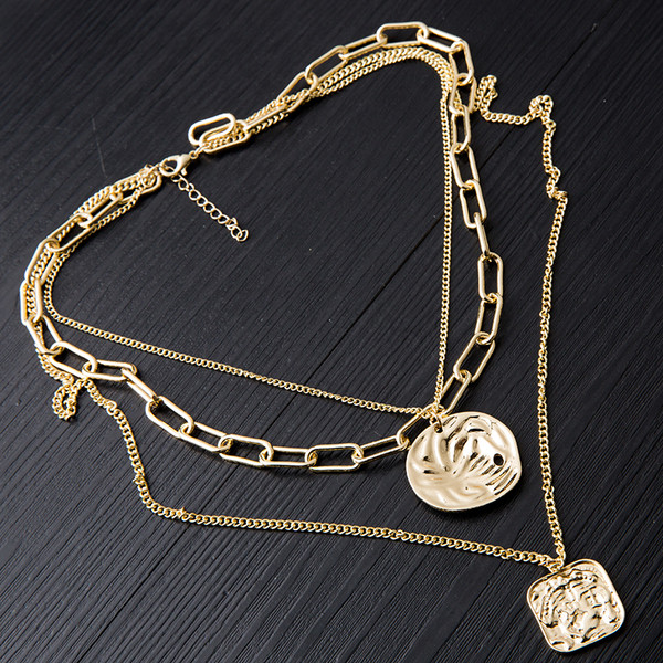 Elegantna ženska ogrlica s metalnim privjescima