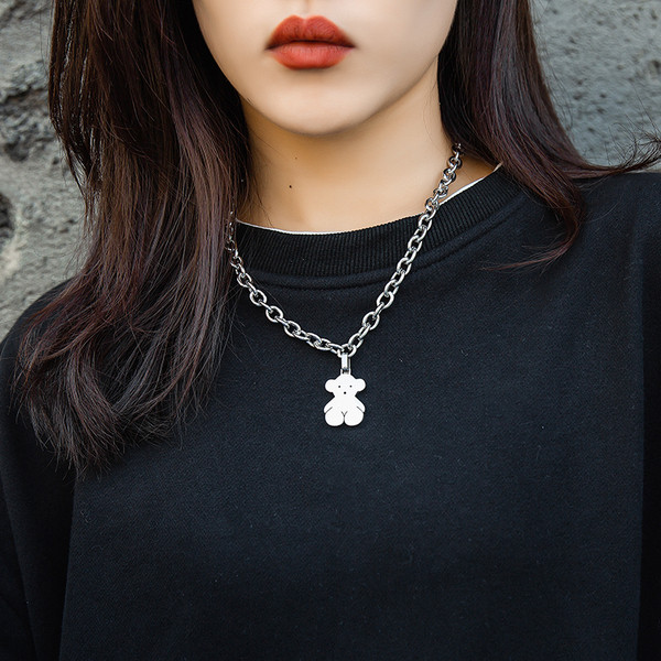 Καθημερινό γυναικείο κοντό κολιέ με μεταλλικό μενταγιόν