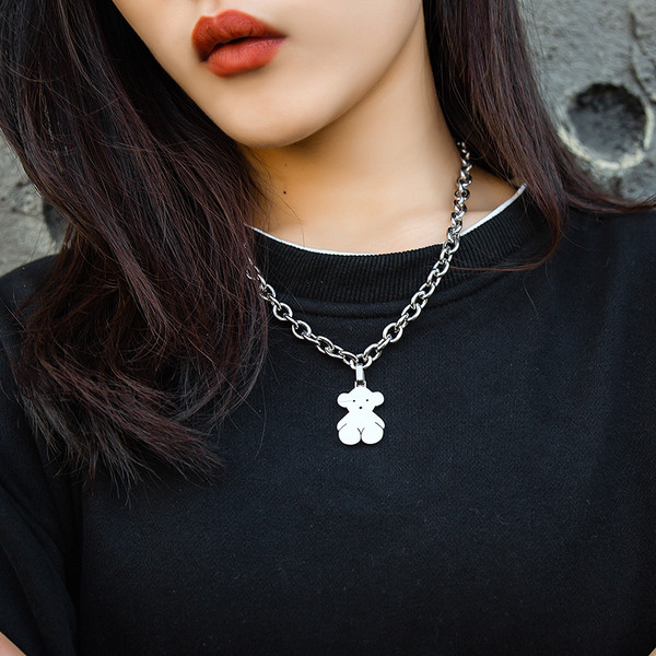 Καθημερινό γυναικείο κοντό κολιέ με μεταλλικό μενταγιόν