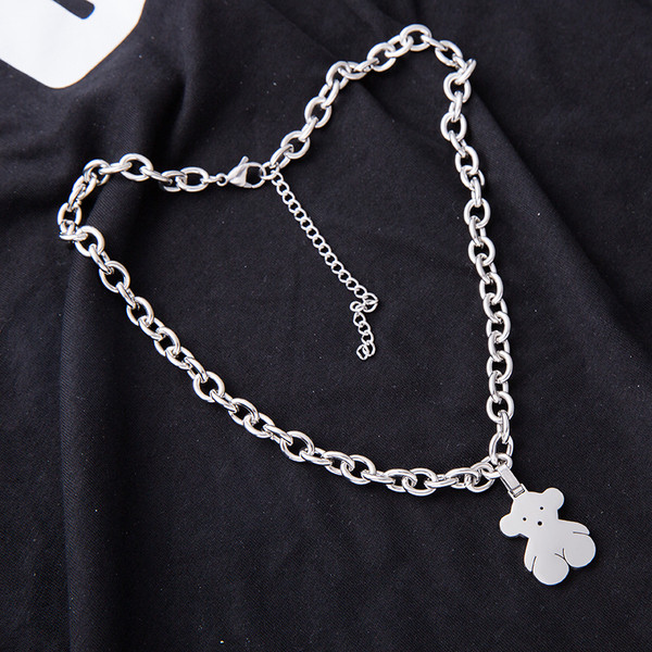 Καθημερινό γυναικείο κοντό κολιέ με μεταλλικό μενταγιόν