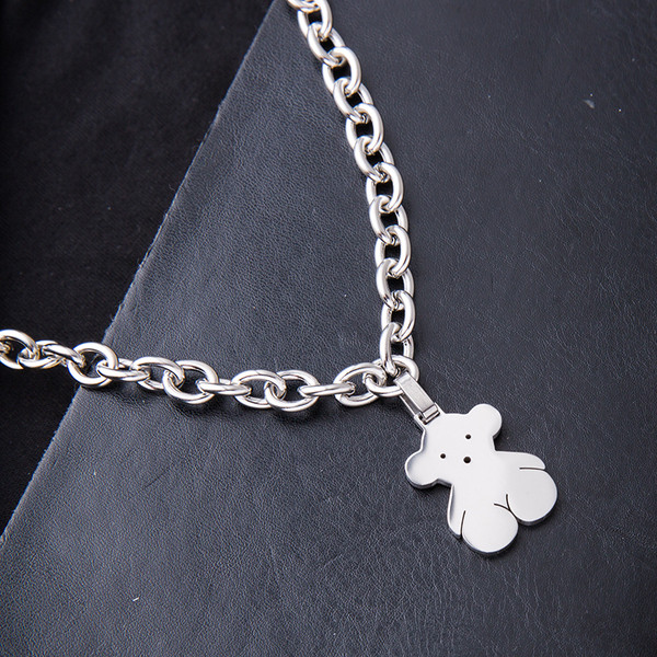 Καθημερινό γυναικείο κοντό κολιέ με μεταλλικό μενταγιόν