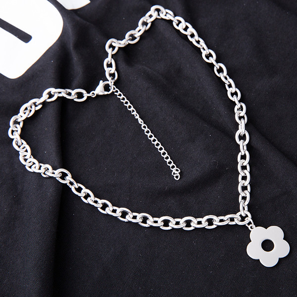 Γυναικείο κολιέ με μεταλλικό μενταγιόν