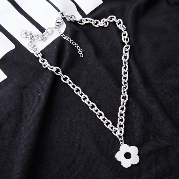 Γυναικείο κολιέ με μεταλλικό μενταγιόν