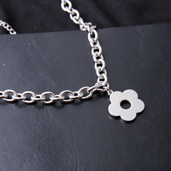 Γυναικείο κολιέ με μεταλλικό μενταγιόν